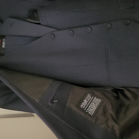 Awearness by Kenneth Cole 3 pcs suit - Picture 2 of 7